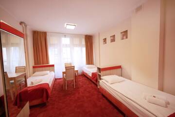 Трехместный номер с общей ванной комнатой в  eMKa Hostel